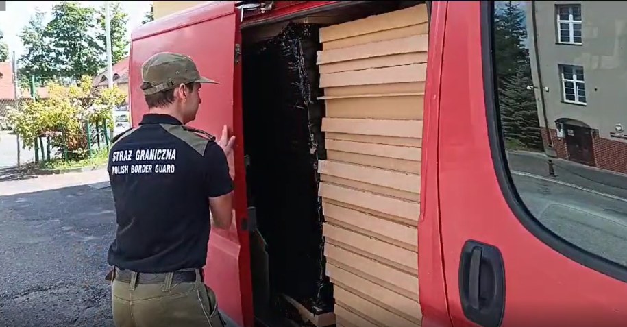 W samochodzie znajdowało się 880 tysięcy sztuk papierosów bez znaków akcyzy skarbowej /Nadodrzański Oddział Straży Granicznej /
