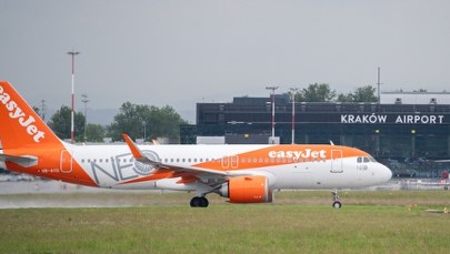 W samolocie uruchomiły się czujki dymu. Pasażerowie musieli opuścić pokład