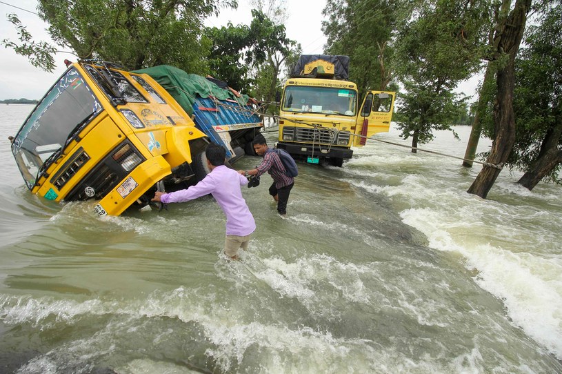 W samych Indiach w wyniku ostatnich powodzi zginęło ponad 80 osób /MAMUN HOSSAIN / AFP /AFP