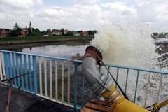 W Sandomierzu i Trześni trwa wielkie popowodziowe sprzątanie
