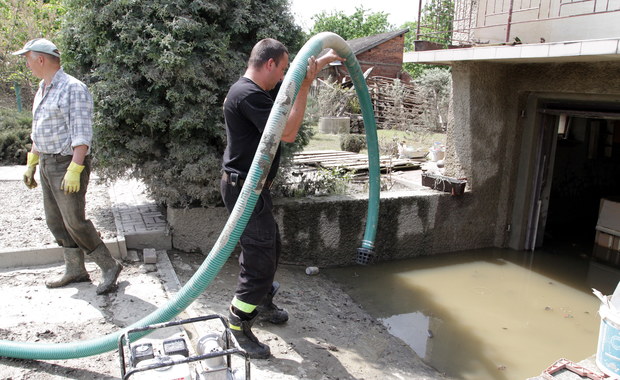 W Sandomierzu i Trześni trwa wielkie popowodziowe sprzątanie