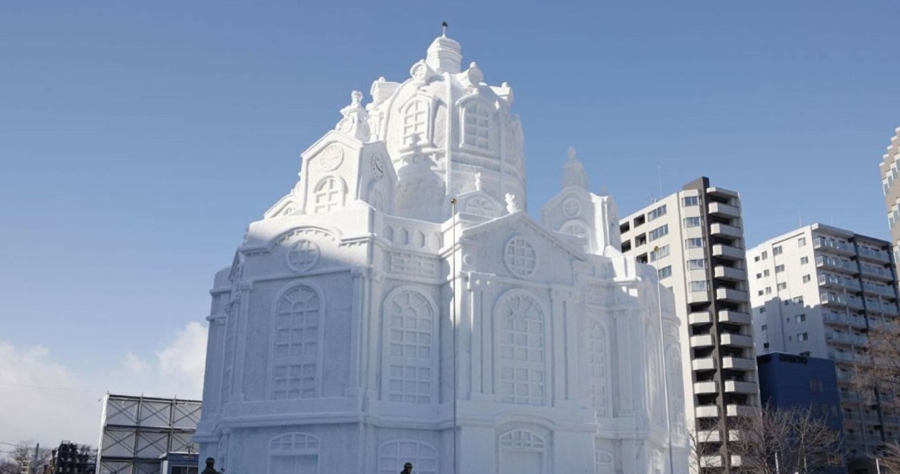 W Sapporo na Hokkaido powstają kilkunastometrowe budowle ze śniegu /Aflo / Splash News /East News