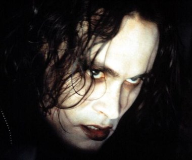 W scenie, w której bohater grany przez Brandona Lee zostaje zastrzelony, jego postać jest świadkiem gwałtu na własnej żonie. Kiedy wchodzi do pokoju, grany przez Michaela Massee napastnik celuje do niego z pistoletu. Okazało się, że w lufie znajdował się prawdziwy nabój...