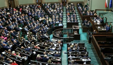 W Sejmie buczenie. Gorąca dyskusja o zmianach w urlopie macierzyńskim