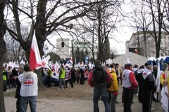 W Sejmie debata, przed Sejmem protest związkowców