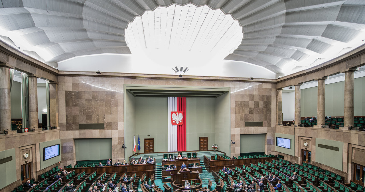 W Sejmie dyskutowano na temat zawieszenia programu "Czyste Powietrze" /123RF/PICSEL