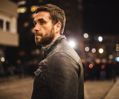 W serialu HBO "Pakt" Dorocińskiego zobaczyliśmy w roli Piotra Grodeckeigo - dziennikarza śledczego na tropie wielkiej afery.

"Jest prawy i szlachetny, ale konsekwencje jego bezpardonowych działań powodują, że nie jest pewien, czy dobrze postąpił. Zostawił mnie z tym dylematem. Chciałbym zadać dziś Grodeckiemu pytanie, czy patrząc na zgliszcza, które pozostawił po sobie, postąpiłby tak samo"- tak charakteryzował swojego bohatera.

W serialu nie zabrakło wielu scen kaskaderskich.  "Nie trenowałem specjalnej do tej roli. Ćwiczę już od dłuższego czasu, żeby nie zgubić kondycji. Poza tym sport jest jednym z najlepszych sposobów oczyszczenia umysłu. W pracy aktora ważna jest dobra forma fizyczna. Na planie 'Paktu' przez trzy, cztery miesiące, oczywiście z przerwami, spędzałem po 12 godzin dziennie. Pamiętam, że jak kończyliśmy pierwszy sezon, to w jednym z ostatnich dni zdjęciowych po prostu zemdlałem ze zmęczenia" - ujawnił Dorociński.