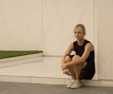 W serialu "Ultraviolet" Nieradkiewicz zagrała już główną rolę. Wcieliła się w Olę Serafin, którą osobiste przejścia zmusiły do opuszczenia Londynu i powrotu do rodzinnej Łodzi. Pewnej nocy kobieta staje się świadkiem śmierci młodej kobiety. Policja uznaje wypadek za samobójstwo i zamyka sprawę. Ola czuje, że prawda jest dużo bardziej skomplikowana i postanawia dotrzeć do prawdy na własną rękę.

- Chciałam spróbować czegoś innego. To nie jest tak, że ja przebieram w scenariuszach i decyduję się wyłącznie na występy w ciężkich dramatach społecznych. Tak się akurat w ostatnich latach złożyło, że pojawiałam się głównie w tego typu filmach - mówiła w rozmowie z Interią.