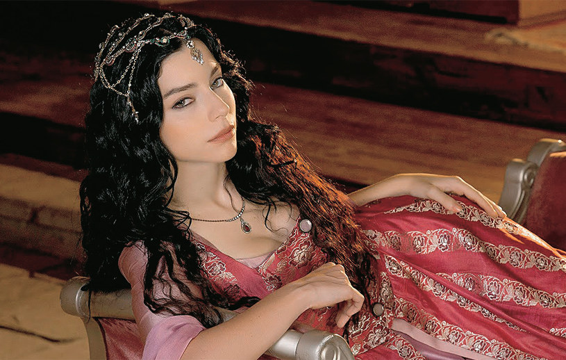 W serialu "Wspaniałe stulecie" Merve wcieliła się w żonę Selima II, syna Sulejmana /Świat Seriali