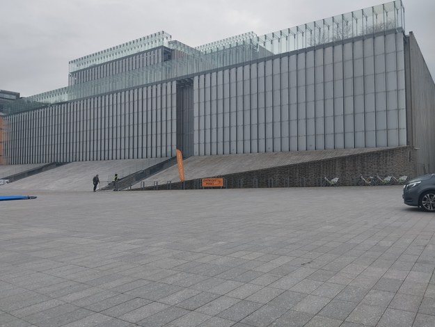 W serialu "zagra" charakterystyczna fasada Centrum Spotkania Kultur, w którego industrialnych wnętrzach od wtorku pracują filmowcy /Dominik Smaga /RMF24