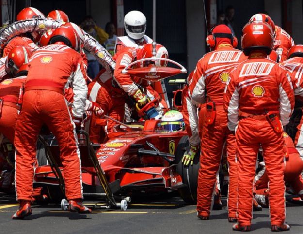 W sezonie 2011 nadal zabronione będzie tankowanie bolidów podczas wyścigu /AFP