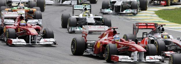 W sezonie 2012 w Formule 1 obowiązywać będą nowe zasady wyprzedzania /AFP