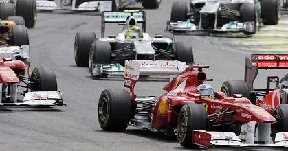 W sezonie 2012 w Formule 1 obowiązywać będą nowe zasady wyprzedzania /AFP