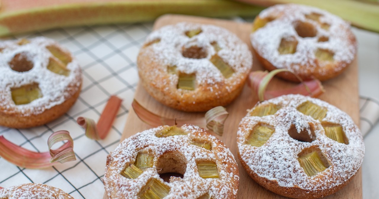 W sezonie na rabarbar koniecznie zrób te pączki /alein /123RF/PICSEL