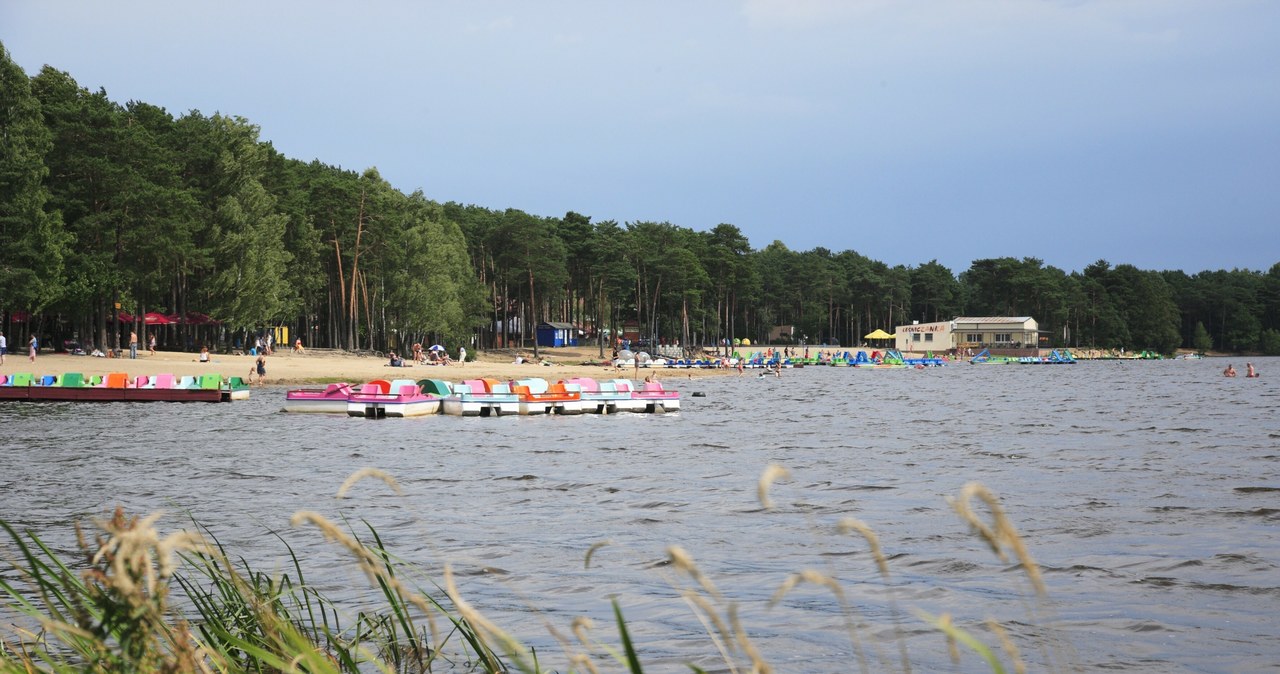 W sezonie nad zbiornikiem w Sielpi Wielkiej wypoczywają tłumy turystów. Chętnie korzystają z piaszczystej plaży i wypożyczalni sprzętu wodnego. /East News