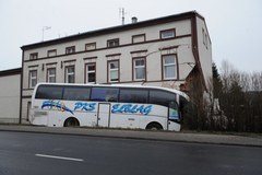 W Sianowie autobus wbił się w kamienicę