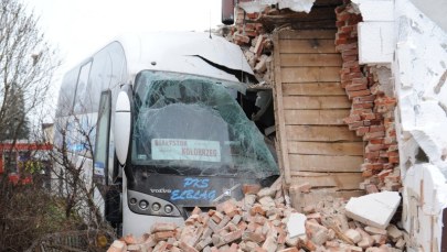 W Sianowie autobus wbił się w kamienicę
