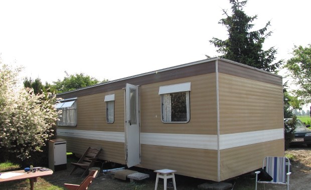 W siedem osób w przyczepie - tak nie da się żyć!