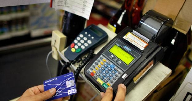 W siedmiu instytucjach na kartach kredytowych można nawet zarabiać /AFP