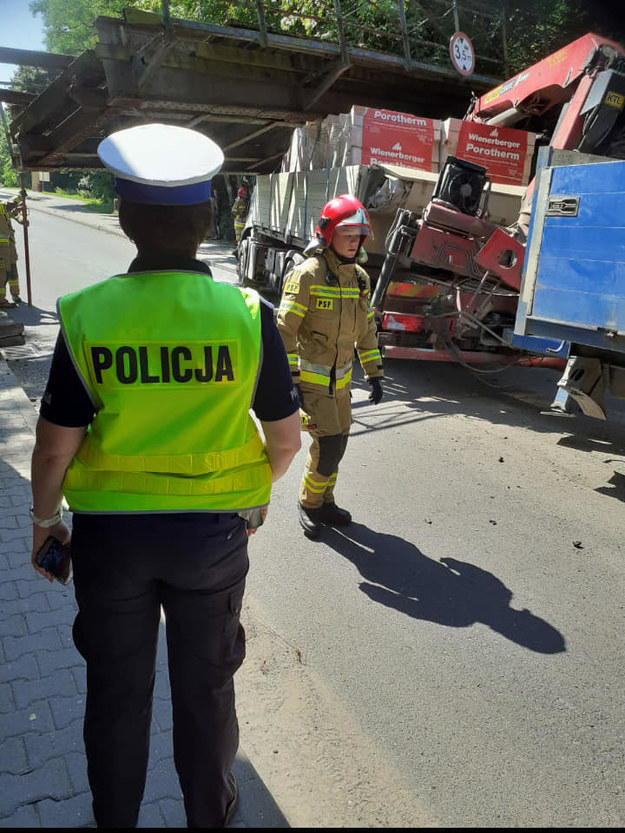W Sierakowie ciężarówka uderzyła w nieczynny  wiadukt kolejowy. Komenda Powiatowa Policji w Międzychodzie /Policja
