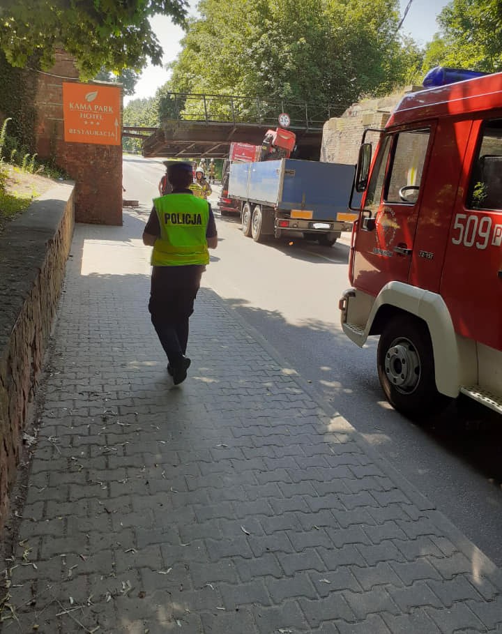W Sierakowie ciężarówka uderzyła w nieczynny  wiadukt kolejowy Komenda Powiatowa Policji w Międzychodzie /Policja