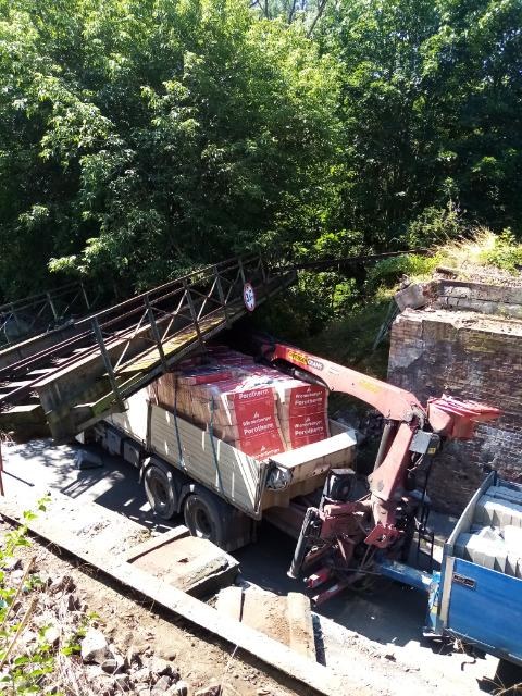 W Sierakowie ciężarówka uderzyła w nieczynny  wiadukt kolejowy. Komenda Powiatowa Państwowej Straży Pożarnej w Międzychodzie /