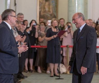 W sierpniu 2015 Fronczewski został odznaczony prezydenta Bronisława Komorowskiego Krzyżem Oficerskim Orderu Odrodzenia Polski. Aktor przyznał, że odznaczenie było dla niego zaskoczeniem, ale i frajdą. "Nie należę do ludzi, którzy uważają, że im się coś od życia i innych należy. Taką mam naturę, ogromnie samokrytyczną" - podkreślił Fronczewski. 

Miesiąc później otrzymał Order Uśmiechu. "Z tym śmiechem jest bardzo dziwnie w naszej ludzkiej naturze. To jest swego rodzaju dar i tajemnica, ponieważ nie wszyscy potrafią się śmiać. Podejrzewam, że tacy ludzie są trochę mniej zabawni, może troszkę smutniejsi, może troszkę ubożsi. Ja niestety powoli zaliczam się do tych ludzi, którzy rzadziej się śmieją, ponieważ coraz więcej rzeczy mnie śmieszy, natomiast coraz mniej chce mi się śmiać" - powiedział Fronczewski.

 
