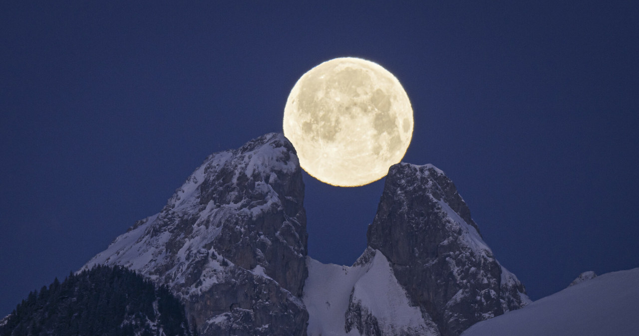 W sierpniu 2023 będą dwie pełnie Księżyca: 1 sierpnia i 31 sierpnia. /Anthony Anex/Associated Press/East News /East News