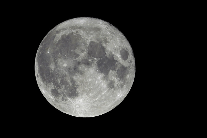 W sierpniu 2023 wypadają aż dwie pełnie Księżyca. Taka sytuacja jest raz na 33 miesiące. /AP/Associated Press /East News