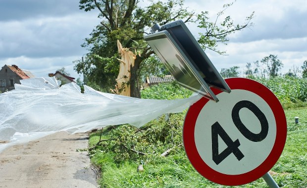 W sierpniu przez gminę Dziemiany przeszła wichura. "Symbolem są niebieskie plandeki zamiast dachów"