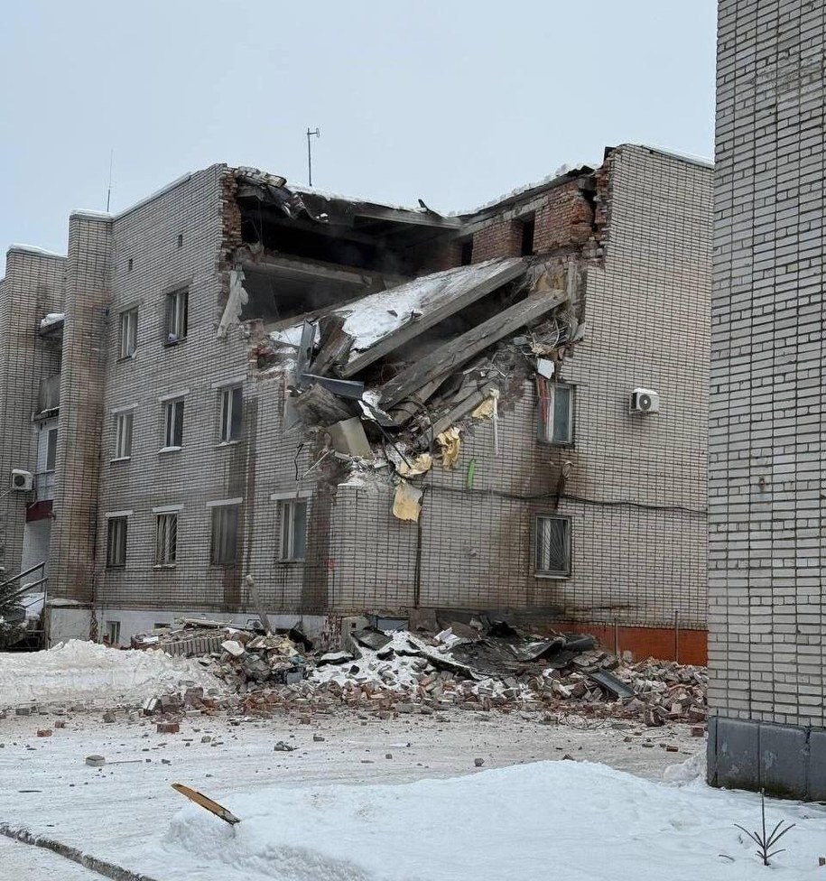 W Siertołowie zawalił się budynek komendy wojskowej; zdjęcie z miejsca zdarzenia /@ntvnews (Telegram)