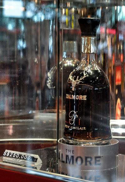 W Singapurze sprzedano butelkę 62-letniej whisky Dalmore za 125 tys. funtów /AFP