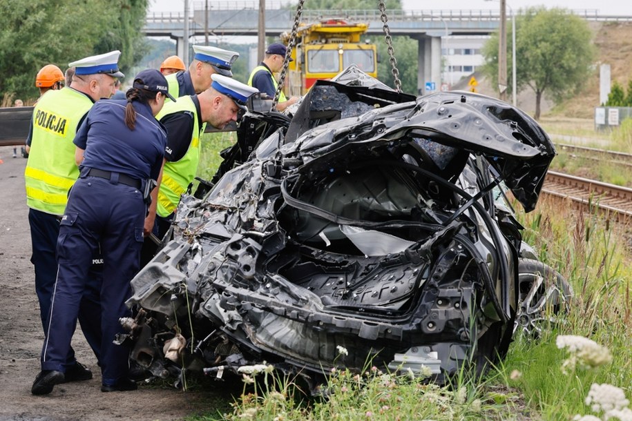 W Skalmierzycach auto wjechało pod pociąg /Tomasz Wojtasik /PAP