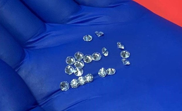W skarpetce przemycała diamenty warte prawie milion złotych