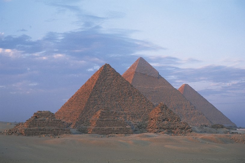 W skład najsłynniejszego kompleksu wchodzą piramidy Cheopsa, Chefrena i Mykerinosa /DEA / W. BUSS/De Agostini /Getty Images