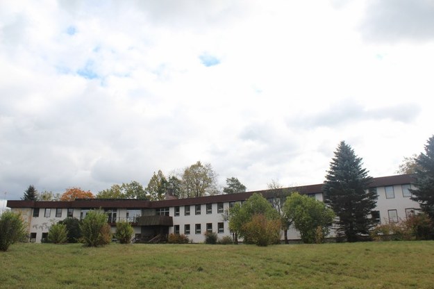 W skład nieruchomosci wchodzą m.in. hotel, domki jednorodzinne, stajnia, była wozownia i budynek gospodarczy /Piotr Bułakowski /RMF FM