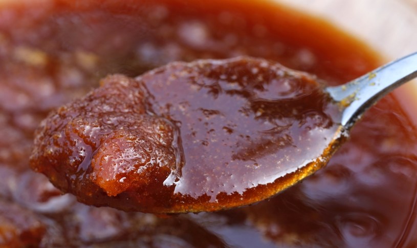 W składzie produktów nie zawsze występuje dosłownie jako cukier - czasami to melasa lub syrop glukozowo-fruktozowy /123RF/PICSEL