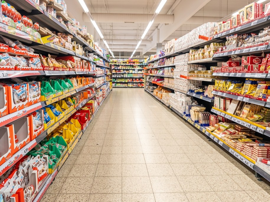 W sklepie były radny przykleił naklejki na butelki Ustronianki /Shutterstock