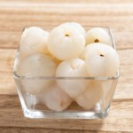 liczi W sklepie podchodźmy jak pies do jeża. Ten owoc skrywa pokłady błonnika, dobrze działa na jelita i cholesterol