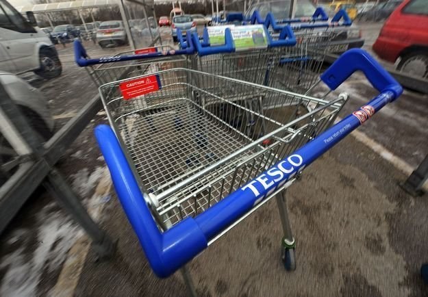 W sklepie Tesco drive-thru wózki nie są już potrzebne... /AFP
