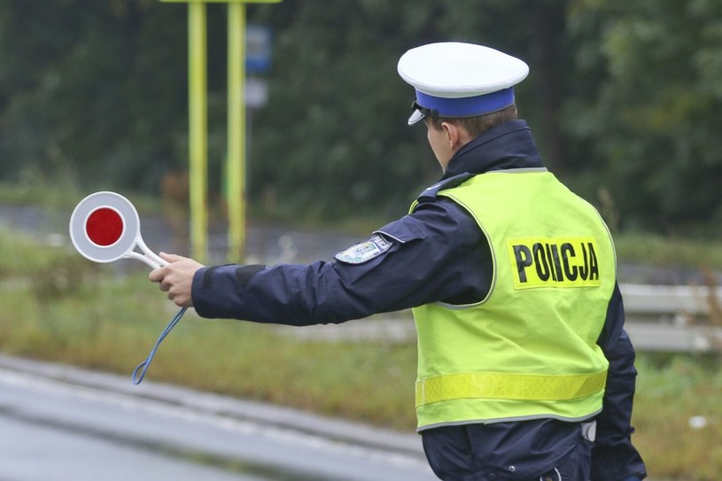 W skrajnych przypadkach kierowca Pary Młodej może otrzymać mandat w wysokości 500 zł i osiem punktów karnych. /PIOTR JEDZURA/REPORTER /East News