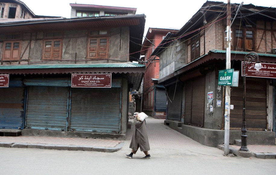 W skutek narodowej kwarantanny ulice w Indiach opustoszały /FAROOQ KHAN  /PAP/EPA