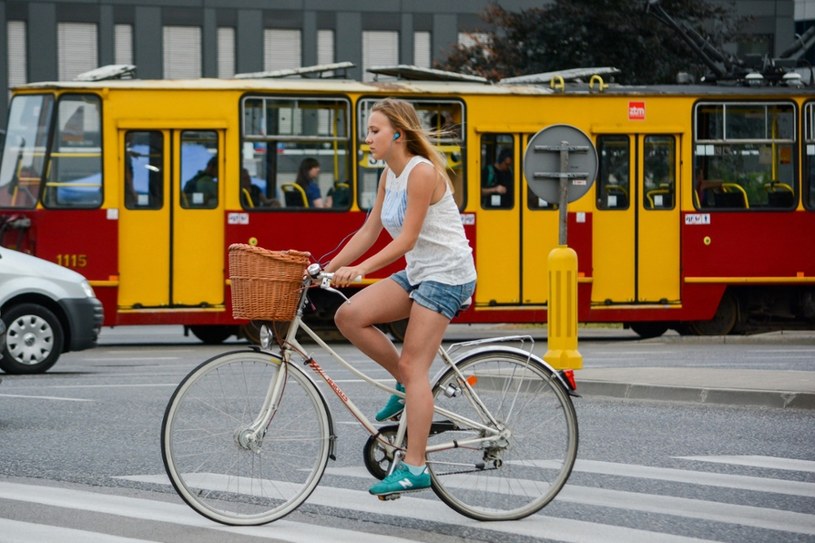 W słuchawkach, po przejściu. Wielu rowerzystów jeździ w ten sposób /Mariusz Graczyński /East News