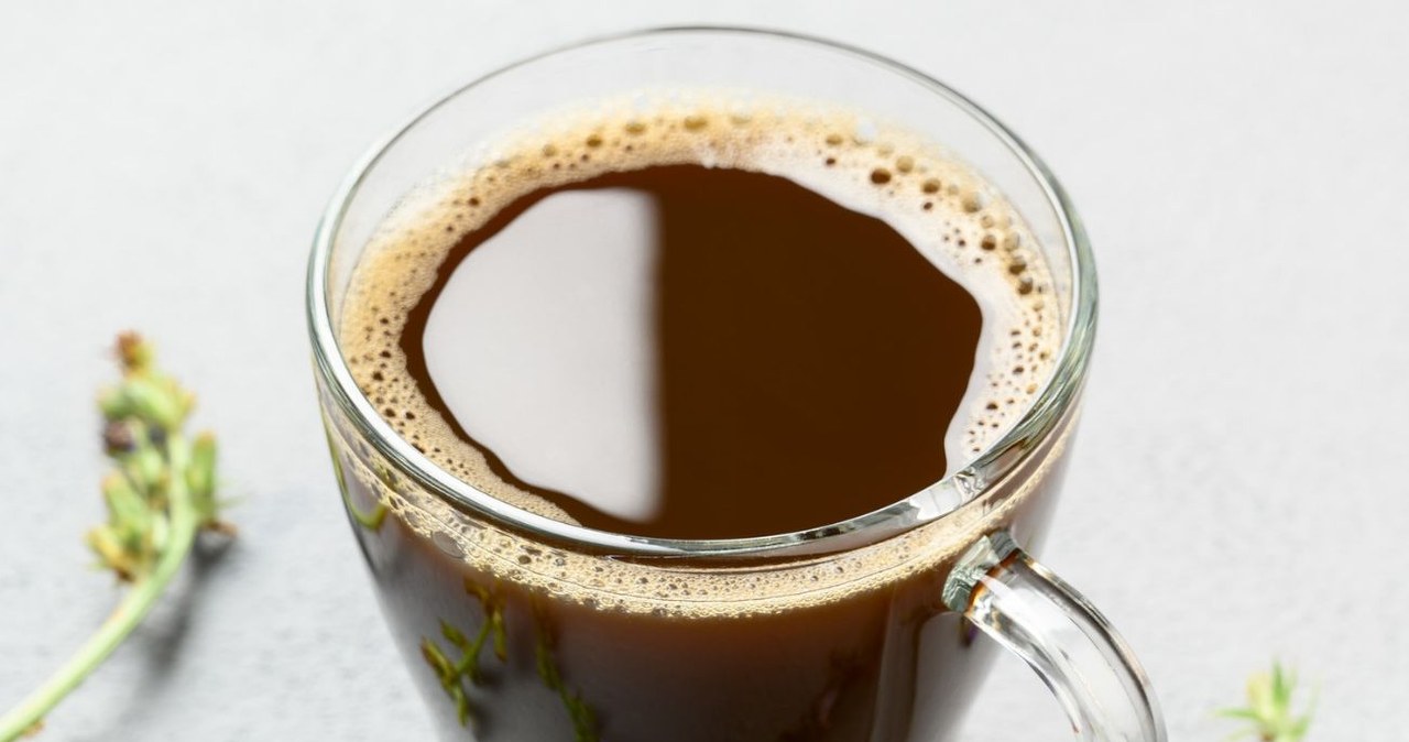 W smaku i aromacie przypomina tradycyjną kawę, ale jest od niej zdrowsza. /ramilf /123RF/PICSEL