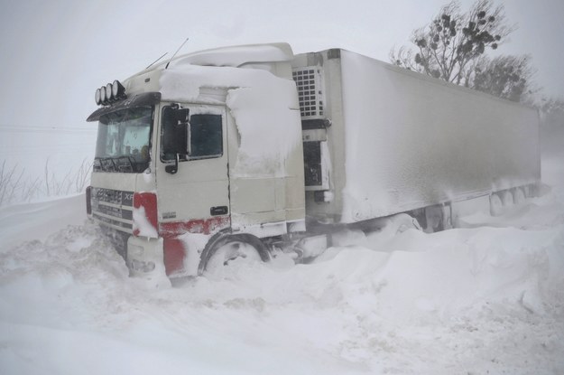W śniegu utknęło 1800 samochodów /MARKIIAN LYSEIKO  /PAP/EPA