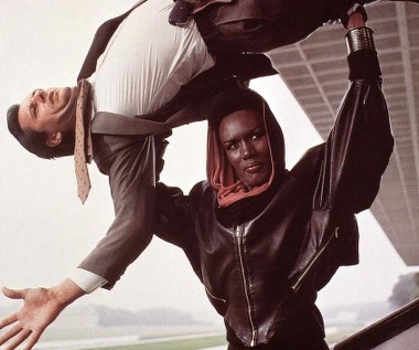 W sobotę, 19 maja, piosenkarka, modelka i aktorka Grace Jones obchodzi 70. urodziny. Mimo że jej aktorska kariera nie należy do szczególnie imponujących, czarnoskóra artystka ma na koncie przynajmniej jedną rolę, która przeszła do historii kina.