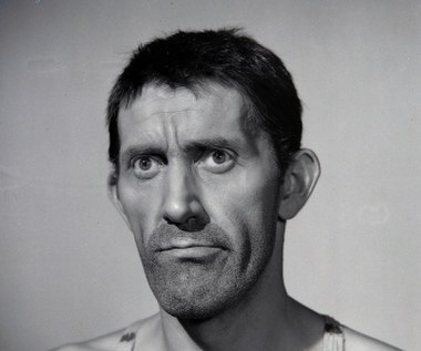 W sobotę, 4 listopada, mija 25 lat od śmierci jednego z najbardziej charakterystycznych polskich aktorów, Ludwika Benoita.

Aktorską karierę zaczynał tuż po wojnie, debiut na teatralnej scenie zaliczył w 1946 roku. Na pierwszy występ przed kamerą czekał nieco dłużej: pierwszą ważniejszą rolę - murarza Wojciechowskiego - zagrał w "Piątce z ulicy Barskiej" (1953), kolejną kreację stworzył w komedii "Ewa chce spać" (1957, na zdjęciu).