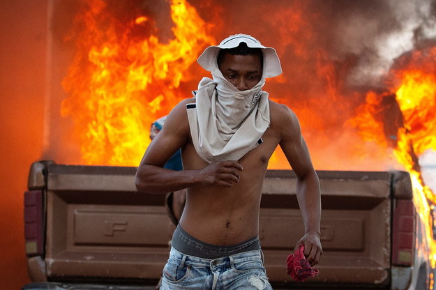 W sobotę armia wenezuelska nie wpuściła pomocy humanitarnej z Brazylii oraz Kolumbii i otworzyła ogień do ludzi /JoĂ©dson Alves /PAP/EPA