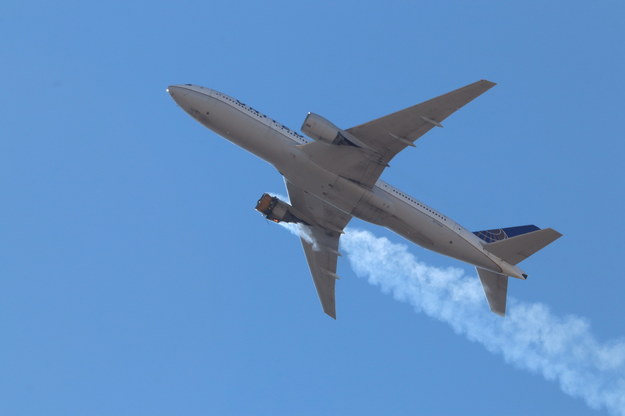 W sobotę jeden z dwóch silników samolotu Boeing 777, lecącego z Denver do Honolulu na Hawajach, zapalił się wkrótce po starcie /Hayden Smith /PAP/EPA