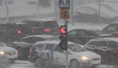 W sobotę kierowcy muszą uważać na opady śniegu. Miejscami będzie ślisko